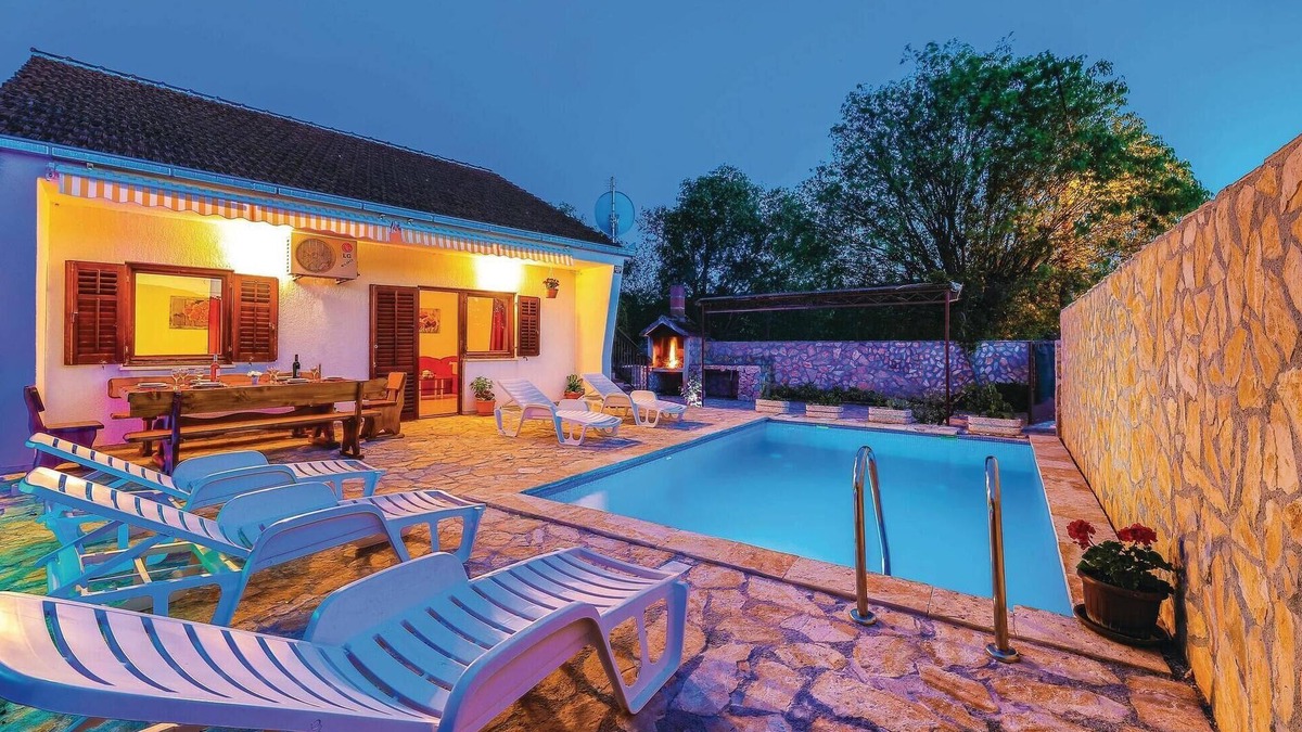 Primorski Dolac House | Cozy home in Primorski Dolac with WiFi