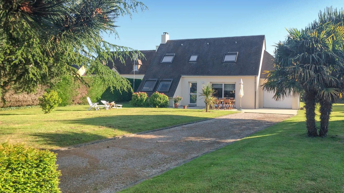 Quettehou House | Cozy home in Quettehou with WiFi