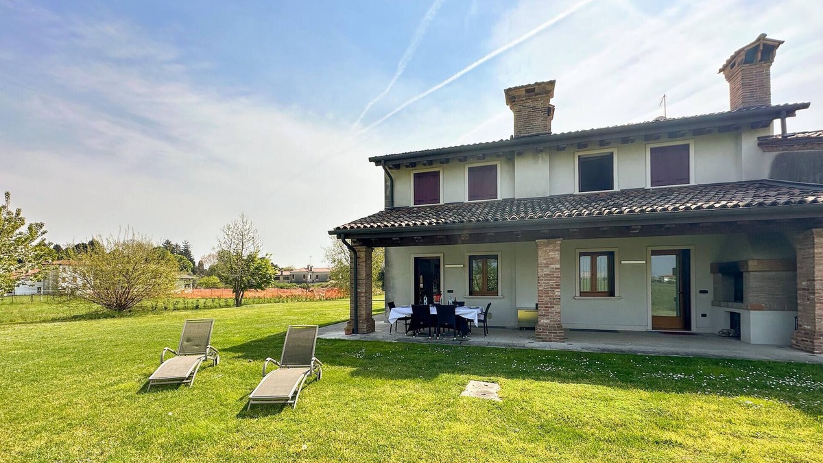 Rosa House | Cozy home in Rosà with WiFi