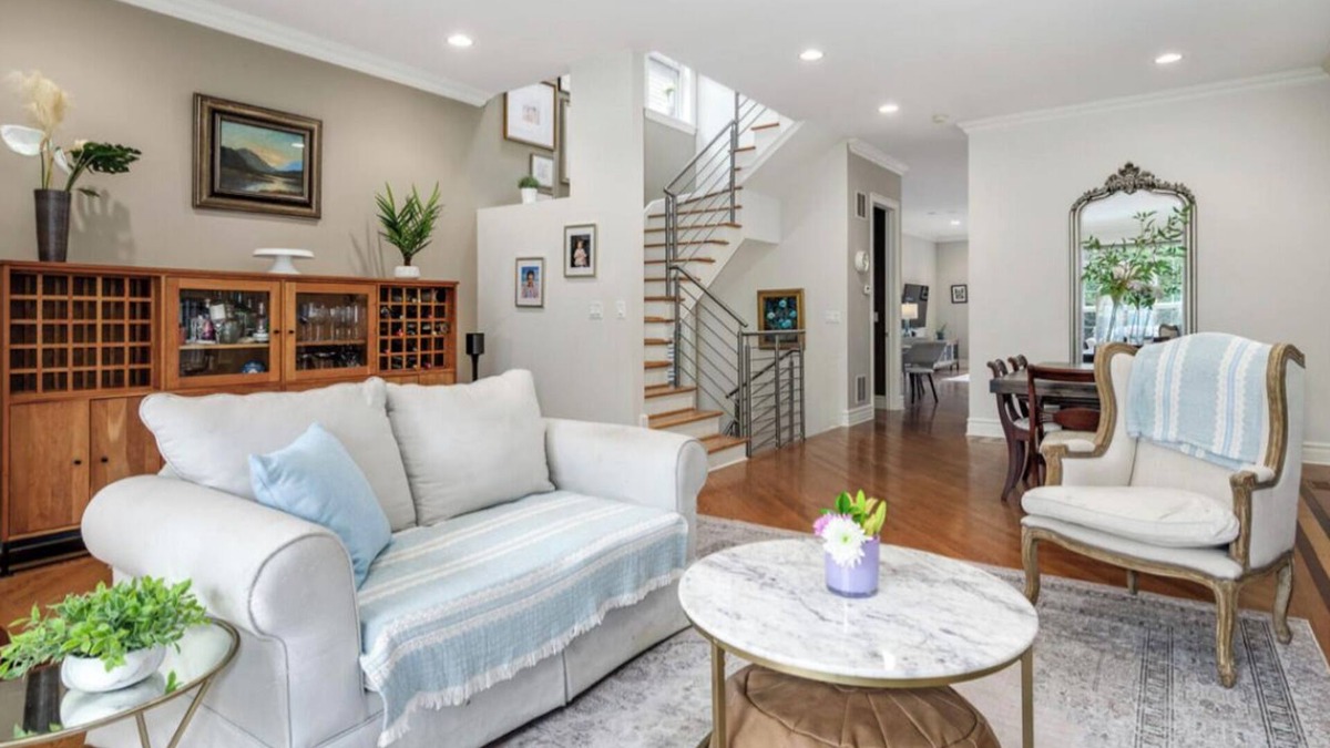 Palmer Square House | Cozy Home in the heart of Chicago W/Private Backyard & Games Room-Free parking.