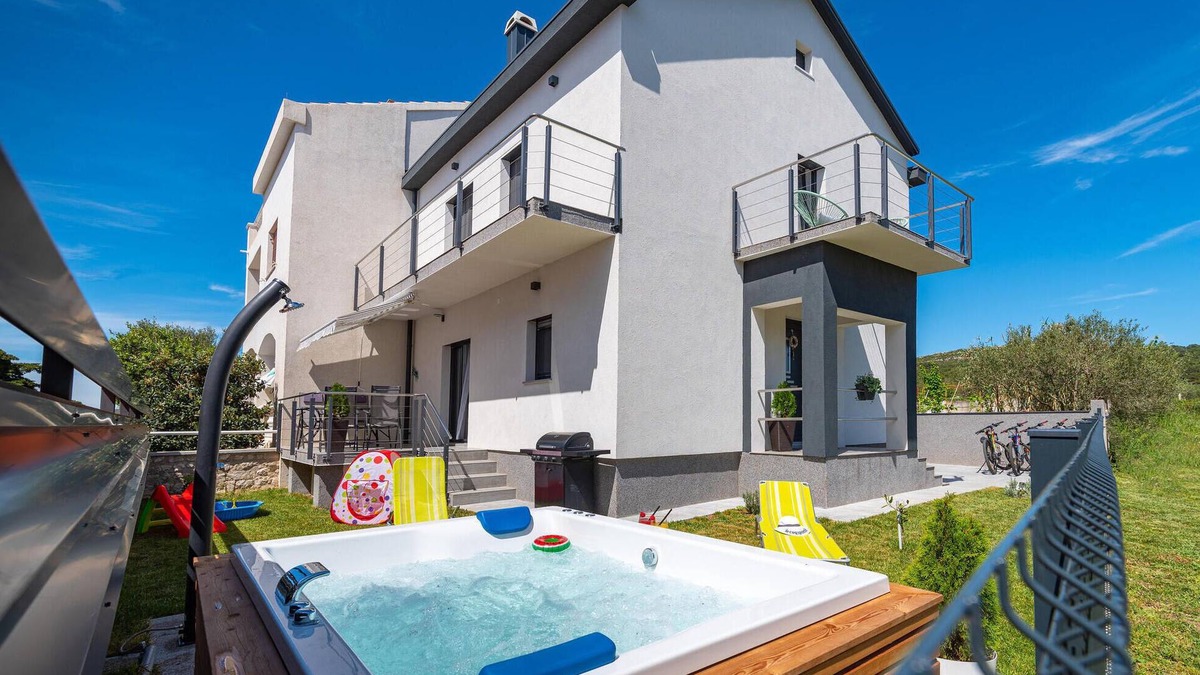 Turanj House | Cozy home in Turanj with jacuzzi