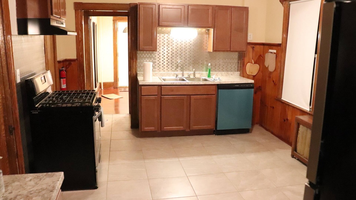 Springfield House | COZY HOME- Located on a quiet Worthy Street with a home in its own compound.