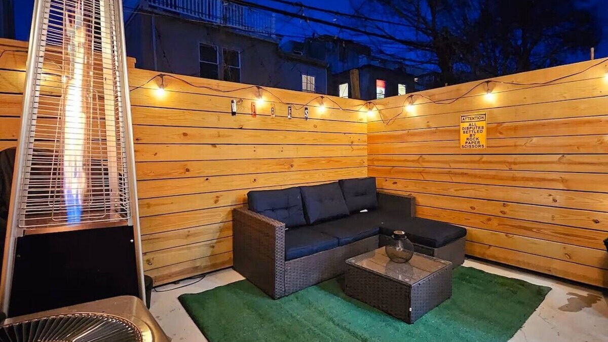 Newbold House | Cozy Home near City Center with Hot tub
