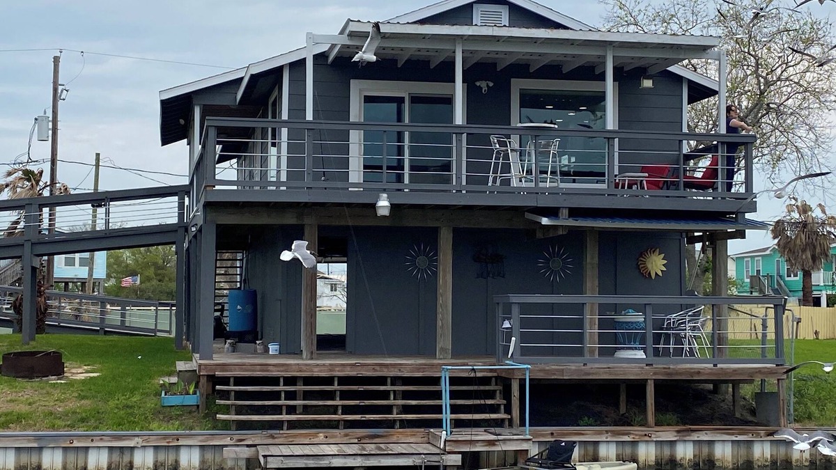 Hitchcock House | Cozy home on the Galveston bay canal. A perfect family getaway.