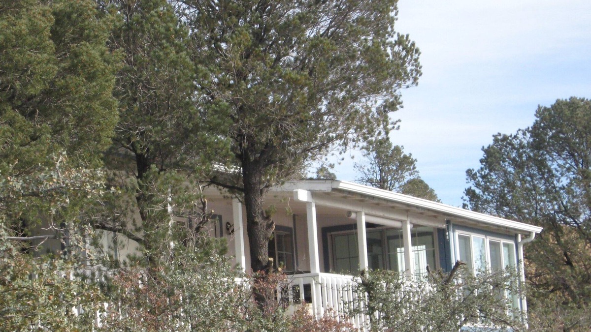 Prescott House | Cozy home tucked in high on Canyon Wall with spectacular views