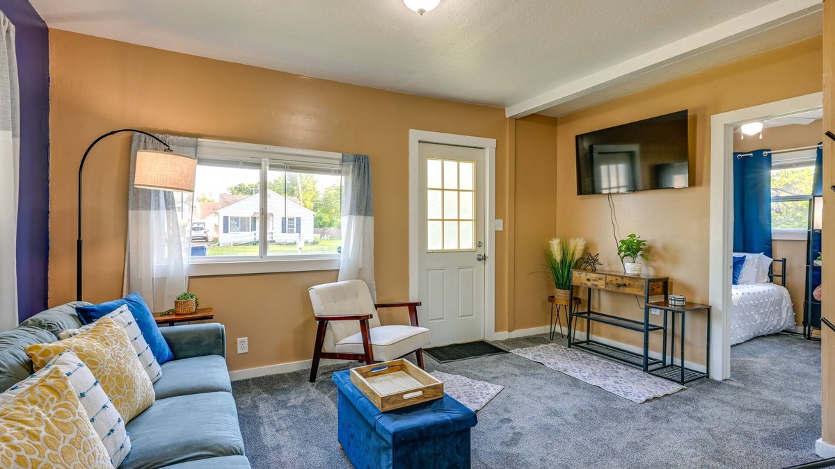 Saginaw House | Cozy Home w/Backyard ~ 3 Mi to Downtown Saginaw!