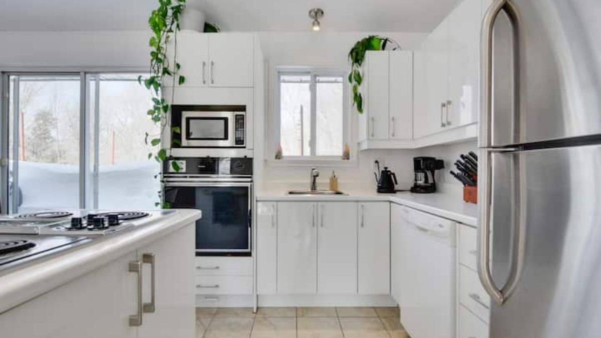 L'Ancienne-Lorette House | Cozy home with hot tub near airport