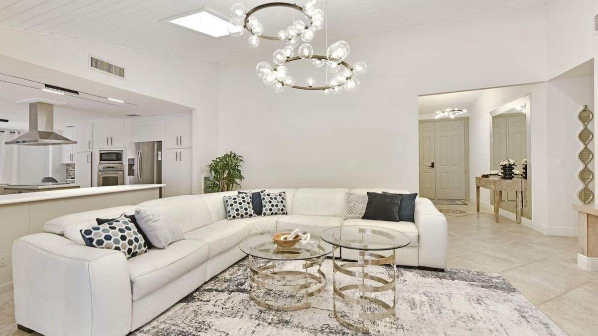 Wellington House | Cozy home with big pool and BBQ in Wellington!