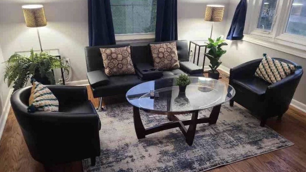 Westland House | Cozy Home with Bonefire: 30 mins from Detroit/AA