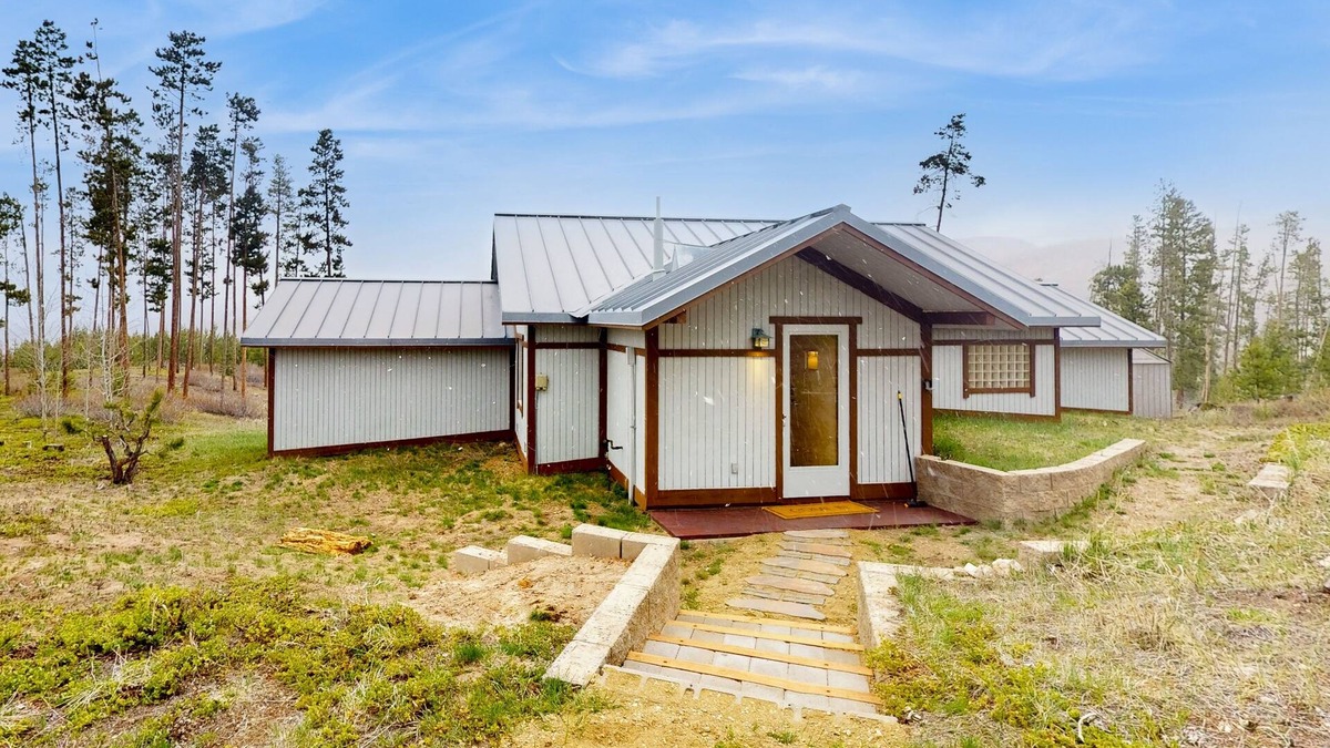 Grand Lake House | Cozy home with full kitchen, private patio & mountain views