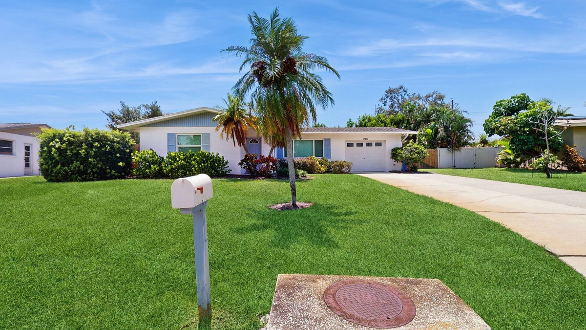 Bradenton House | Cozy home with private pool, lanai, and washer & dryer