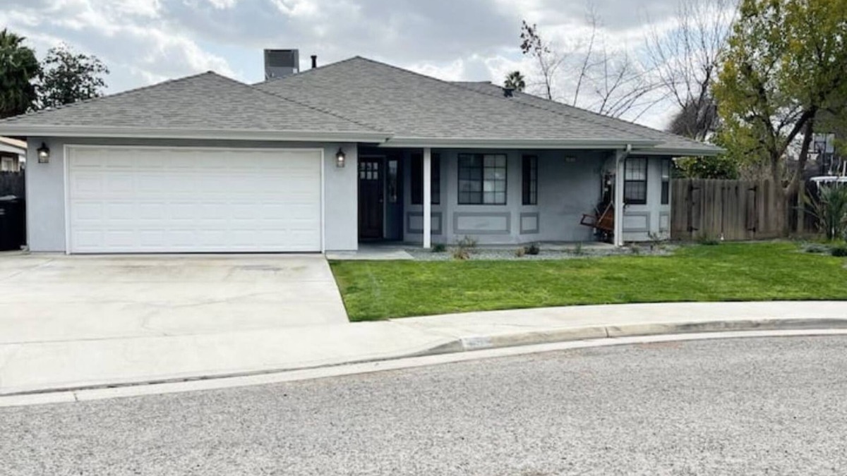 Porterville House | Cozy Home With Sunroom
