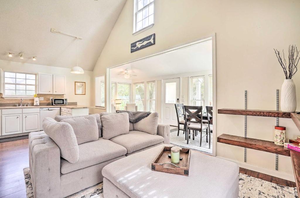 North Charleston House | Cozy Home with Yard about 9 Mi to Dtwn Charleston!