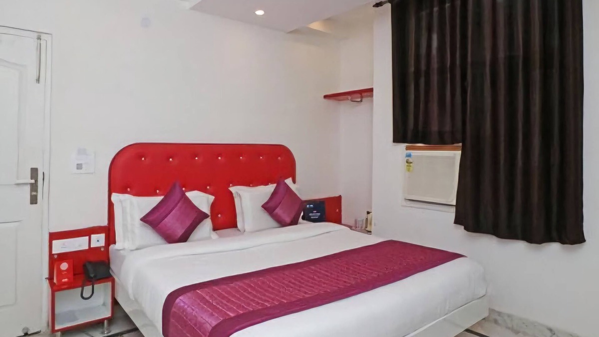 Paharganj House | Cozy hotel Leo Continental in New Delhi with AC Room