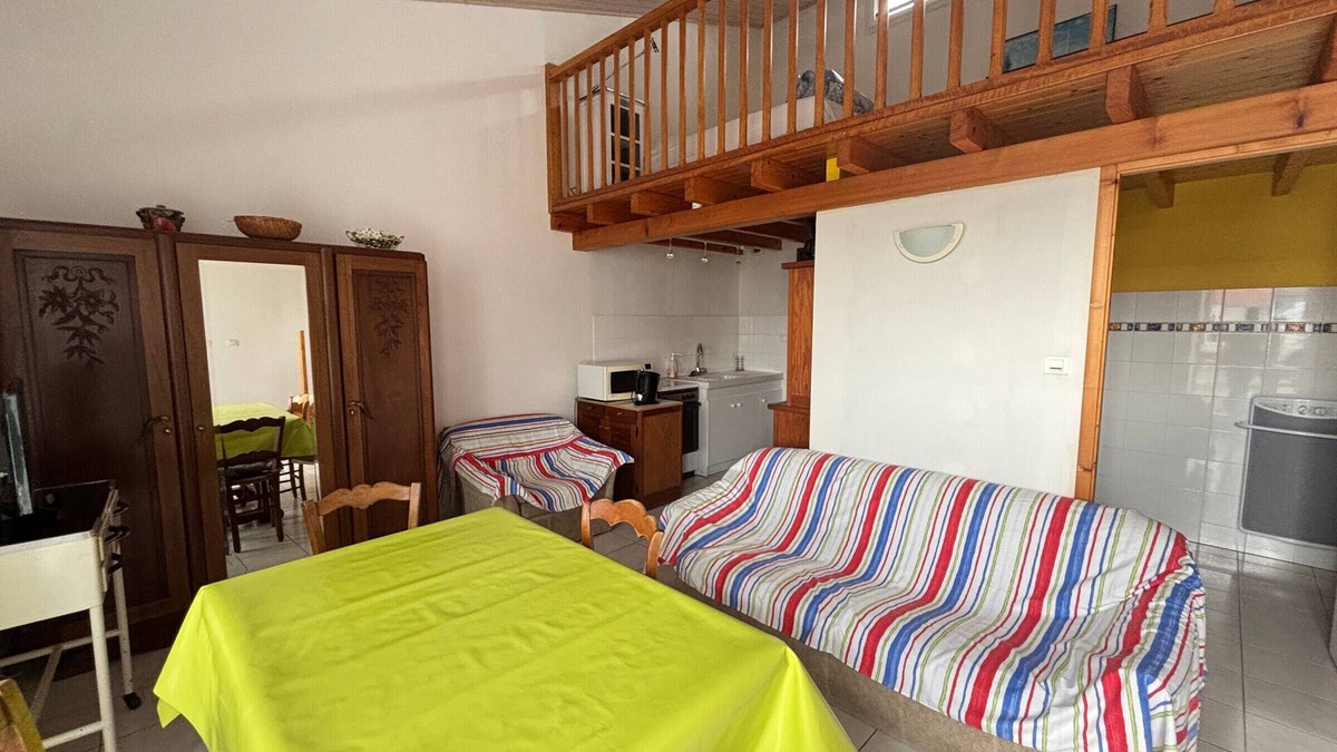 Saint-Mathurin Apartment | "Cozy House in Heart of Saint-Mathurin, Near Shops, 9km from Beach, Sleeps 2"