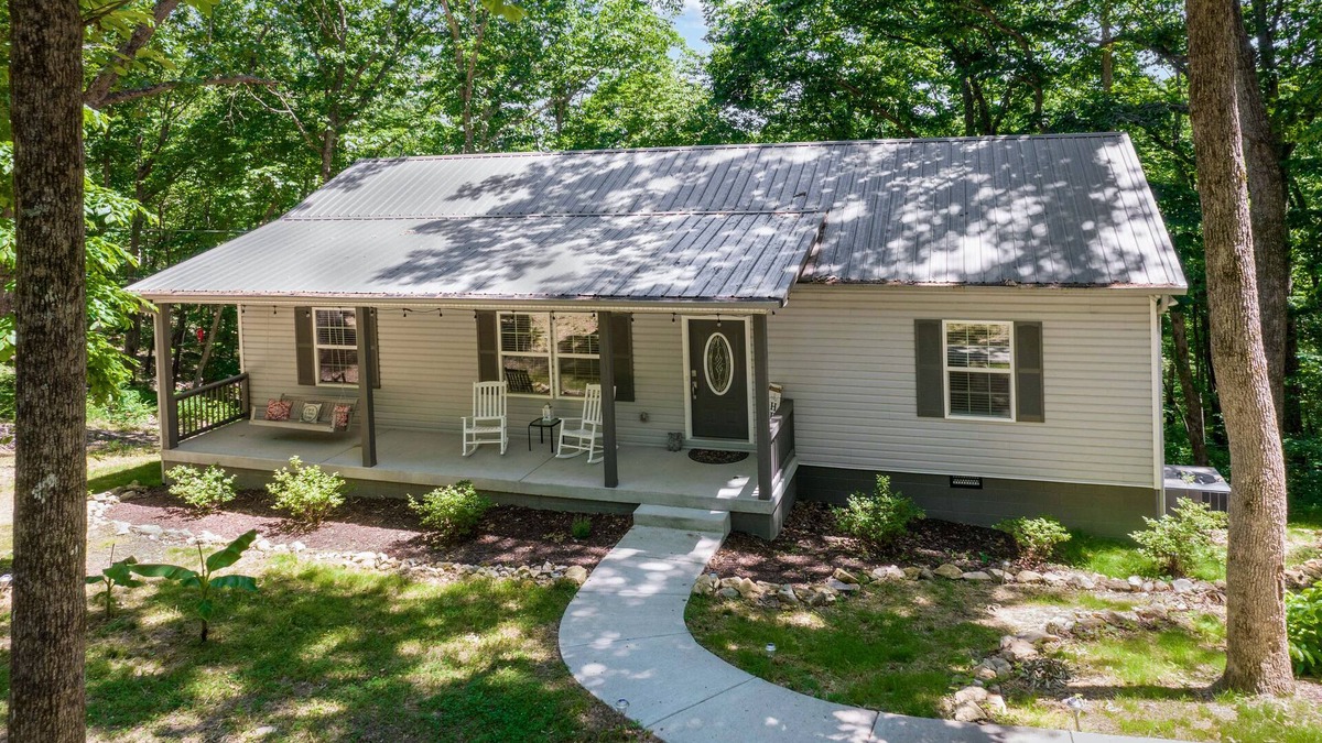 Pegram House | Cozy House in the Woods - 25 minutes from downtown