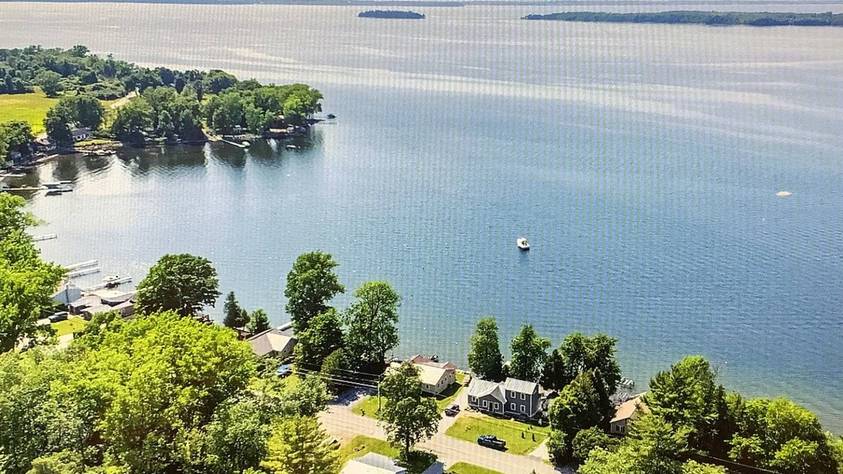 St. Albans House | Cozy house on Lake Champlain, sunsets, dog friendly, 1.5 bath, kayaks, mooring