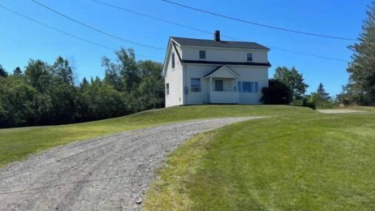 Whiting House | Cozy house with large fields, firepit and plenty of parking
