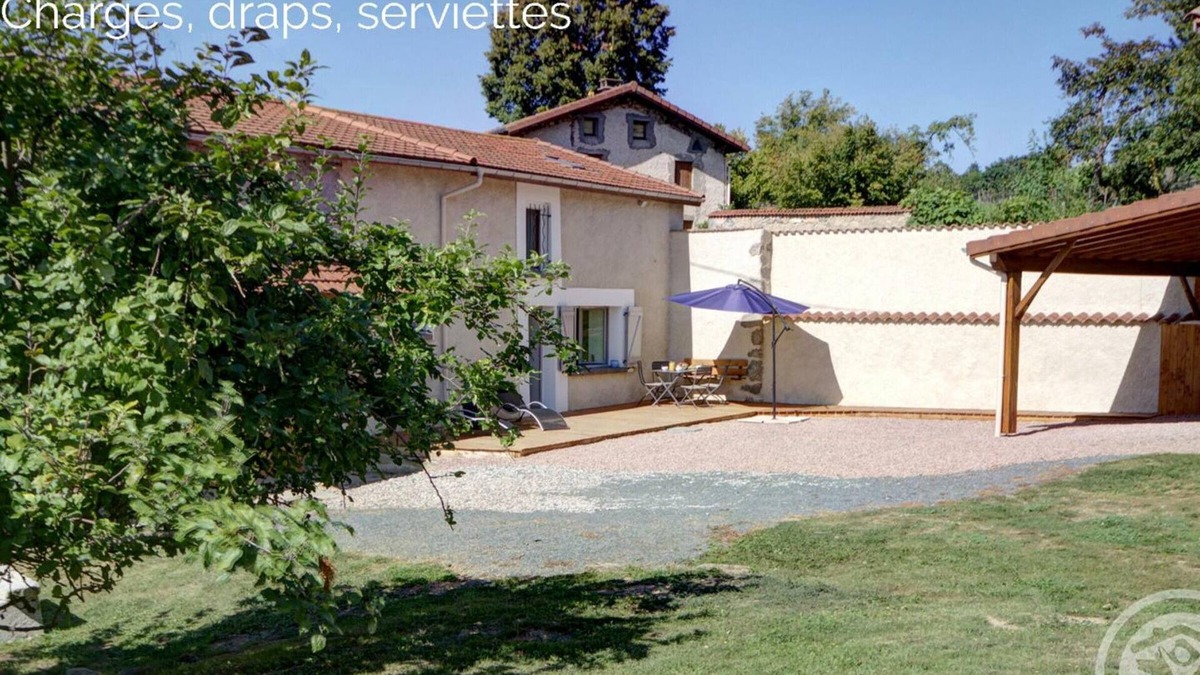 Champoly Cottage | Cozy house with enclosed garden and wifi