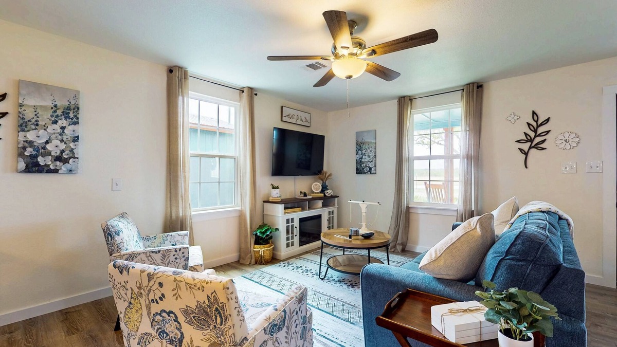 Buda House | Cozy house with full kitchen, hot tub, patio & WIFI, great central location