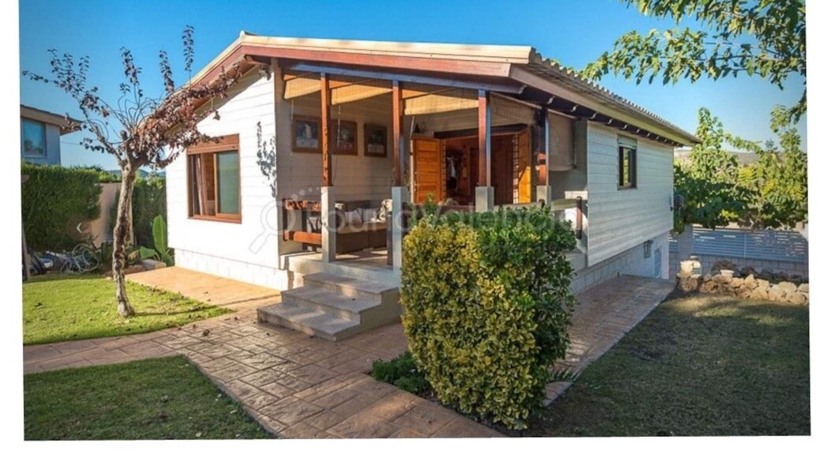 Chiva Villa | Cozy house with garden and private pool 30 km from the beach