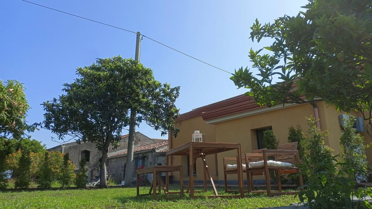 Archi House | Cozy house with garden surrounded by citrus trees between the sea and Etna.