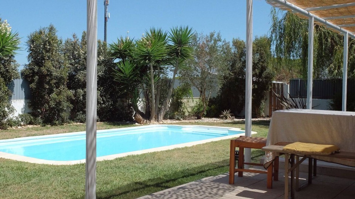 Castelo House | Cozy house with gorgeous swimming pool,1m from the village and 15m from thbeach.