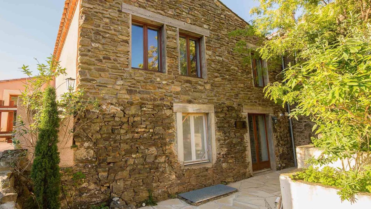 La Liviniere House | Cozy house with wood stove and a shared pool