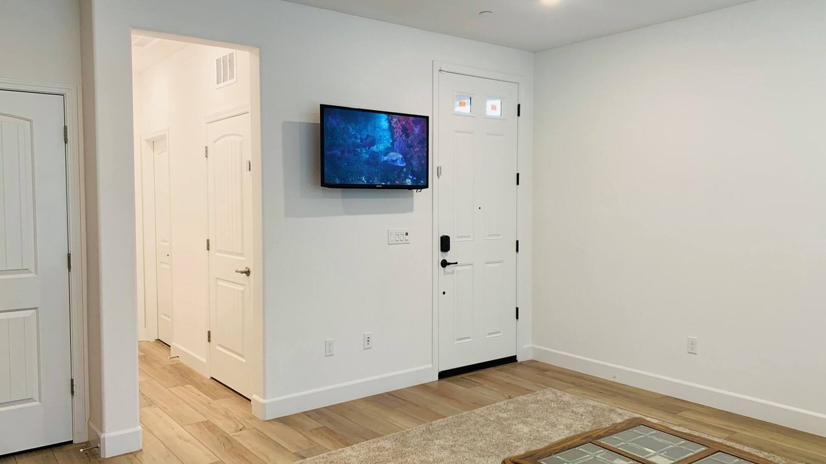 Antelope House | Cozy in law suite in Antelope with WiFi, AC, street parking, washer dryer