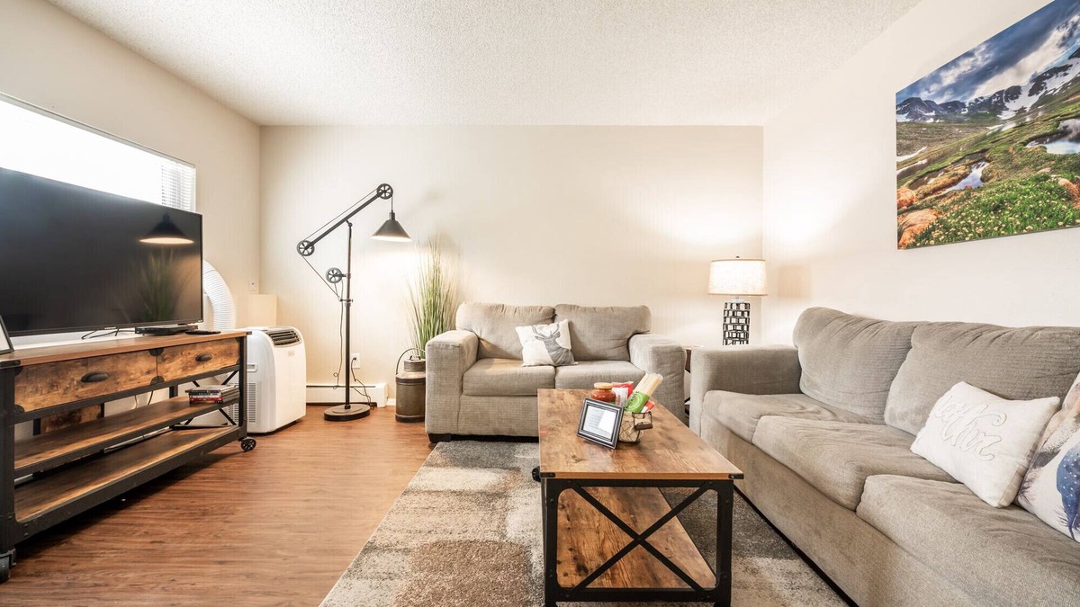Rockrimmon Condo | ❤Cozy in the Springs! 2 BR, Kitchen. 5 Guests!❤