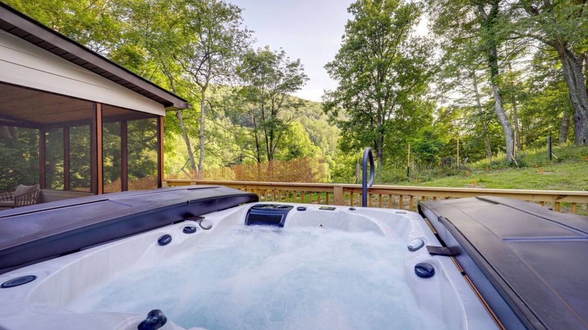 Bakersville Cottage | Cozy & intimate cottage w/Luxurious Hot Tub at Blue Ridge Mountains countryside