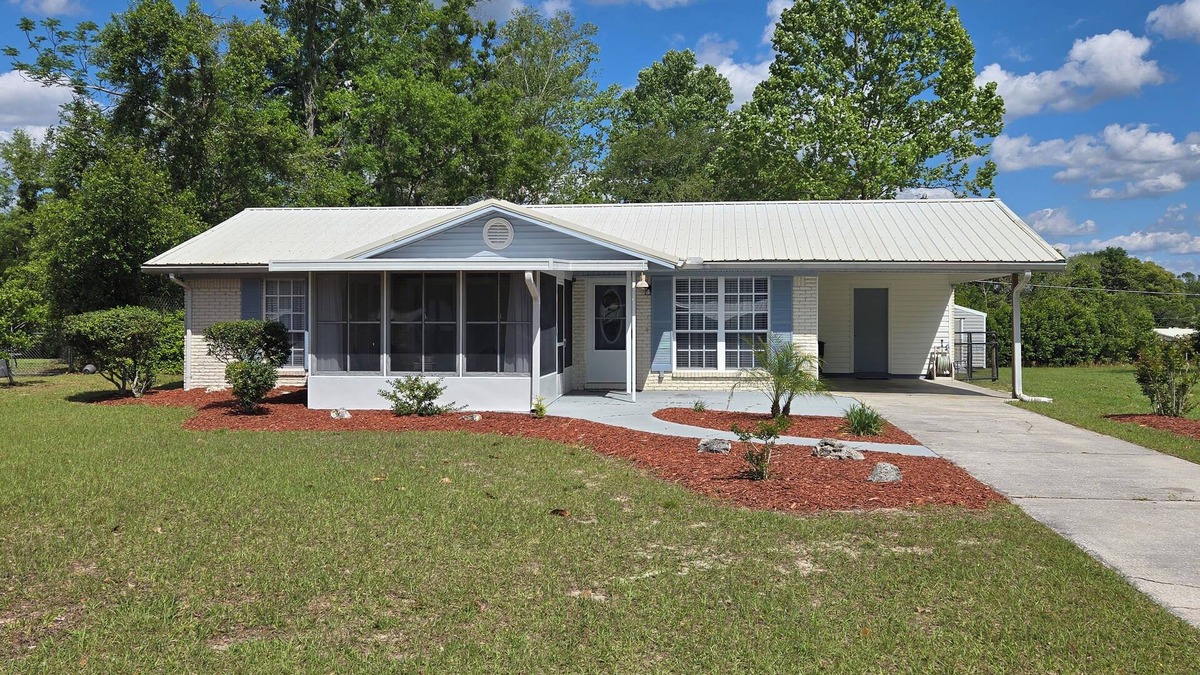 Lake City House | Cozy, inviting home in Lake City, FL. Minutes from town and close to rivers.