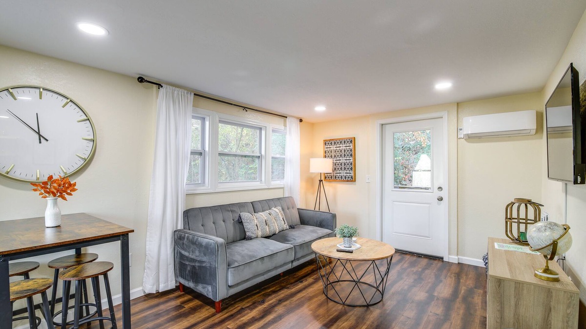 Ashley Oaks Cottage | Cozy Knoxville Cottage w/Deck, Grill, Fire Pit!