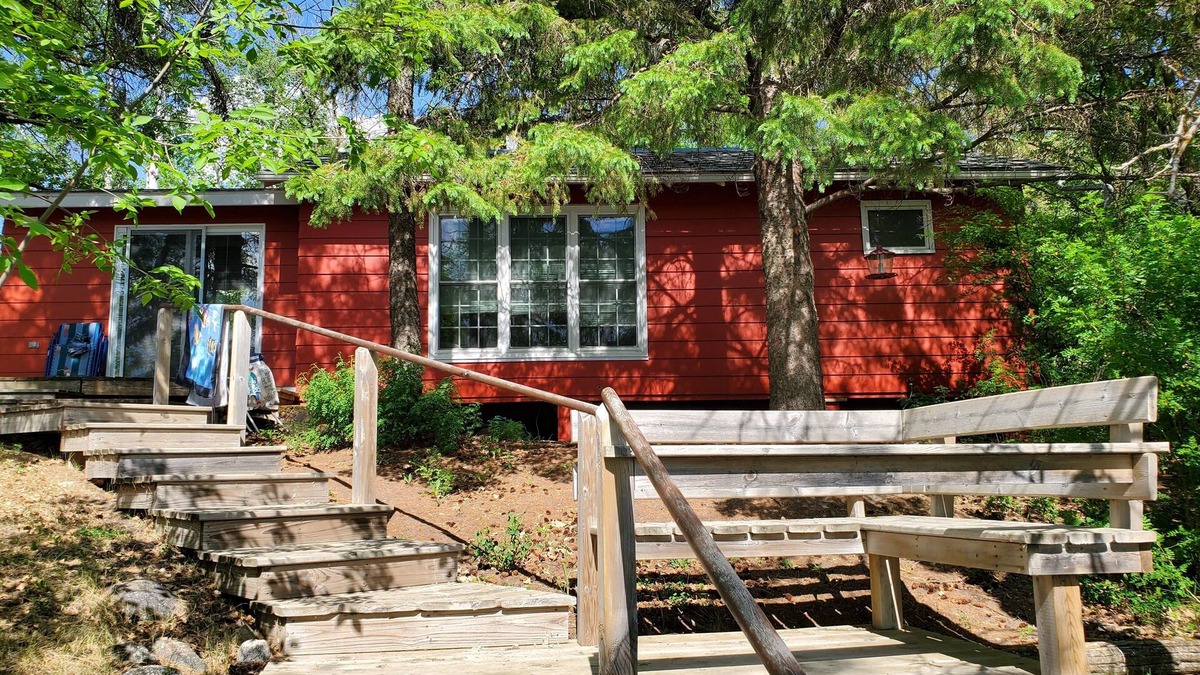 Bottineau Cabin | Cozy Lakefront Cabin