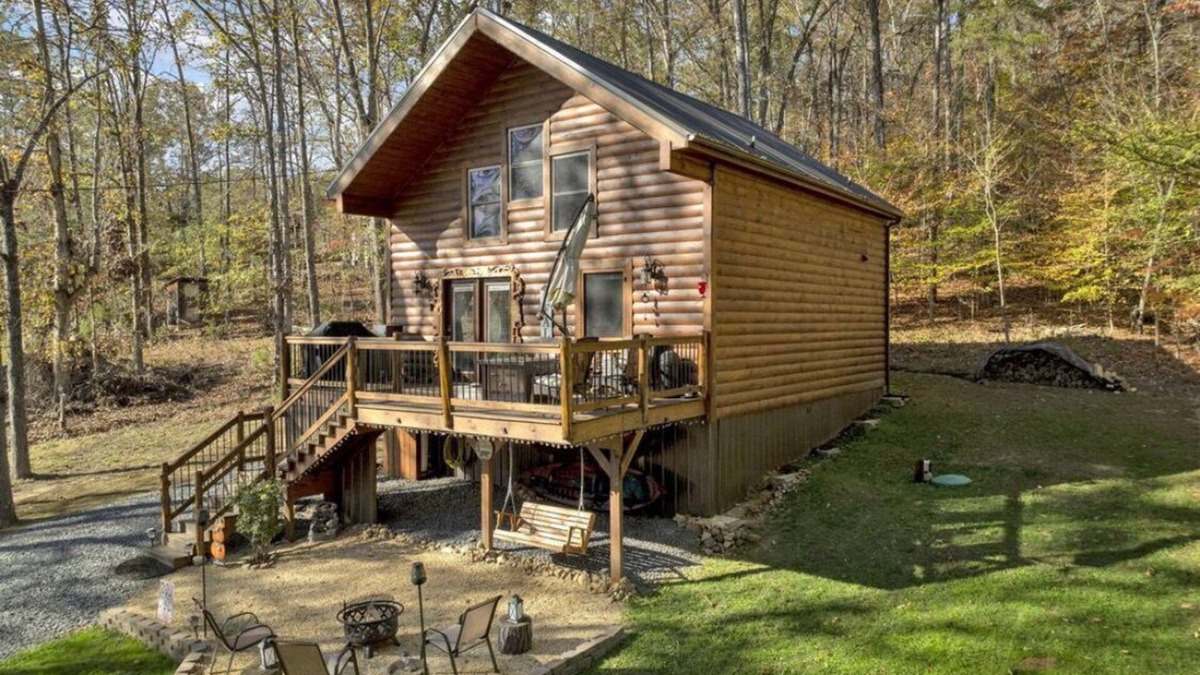 Dandridge Cabin | Cozy LAKE cabin steps away from Douglas Lake in East TN! Sleeps 5! Hot Tub.