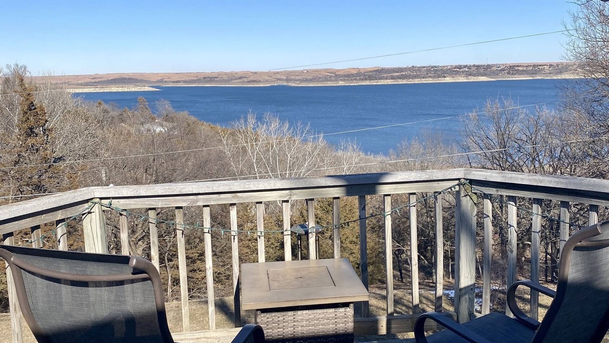 Manhattan Cottage | Cozy Lake Cottage just 5 minutes on paved roads with Wow Lake Views & Sunsets💜