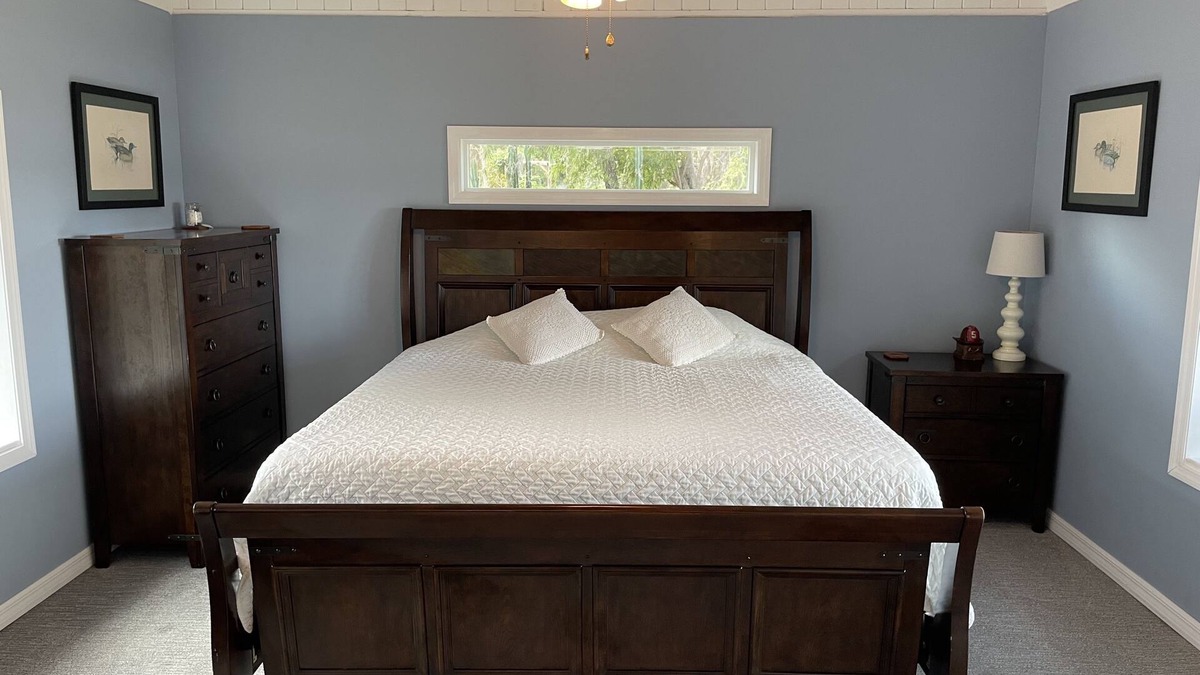 Clermont Cottage | Cozy Lake Front Cottage