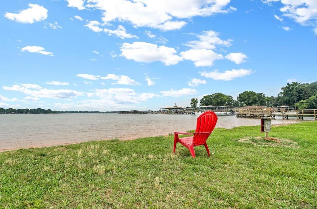 Mayhew House | Cozy Lake Home - Jacuzzi King Bed Marina Access