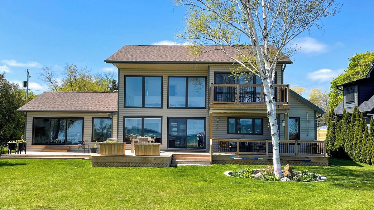 Collingwood House | Cozy Lake House and Coach Home - 5 minutes to downtown & 10 minutes to ski hills