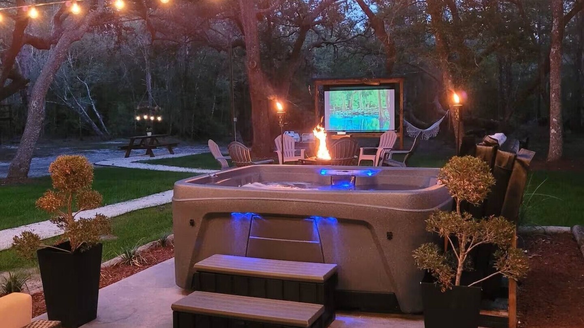 Branford House | Cozy Lake House, Hot Tub & Close to FL Springs