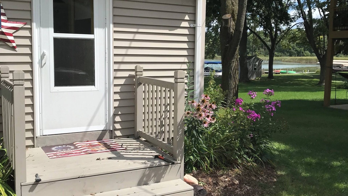 Summit House | Cozy lake house on Lower Nemahbin Lake, just a 40-minute drive to Milwaukee.