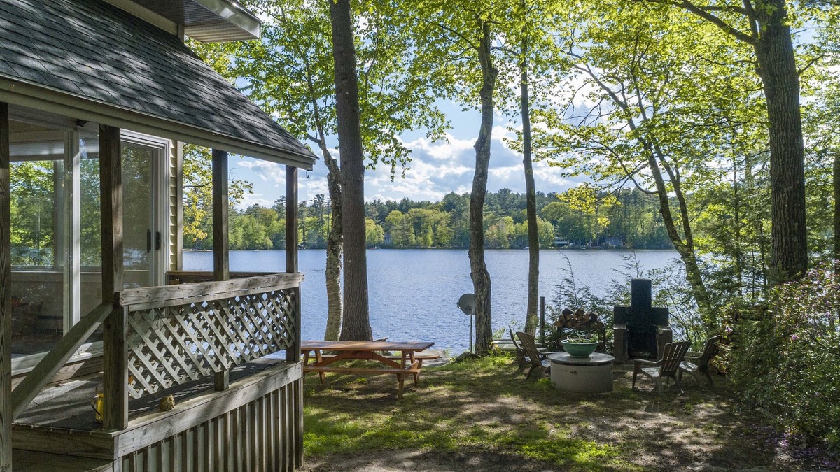 South Oxford Cottage | Cozy lake house with private beach