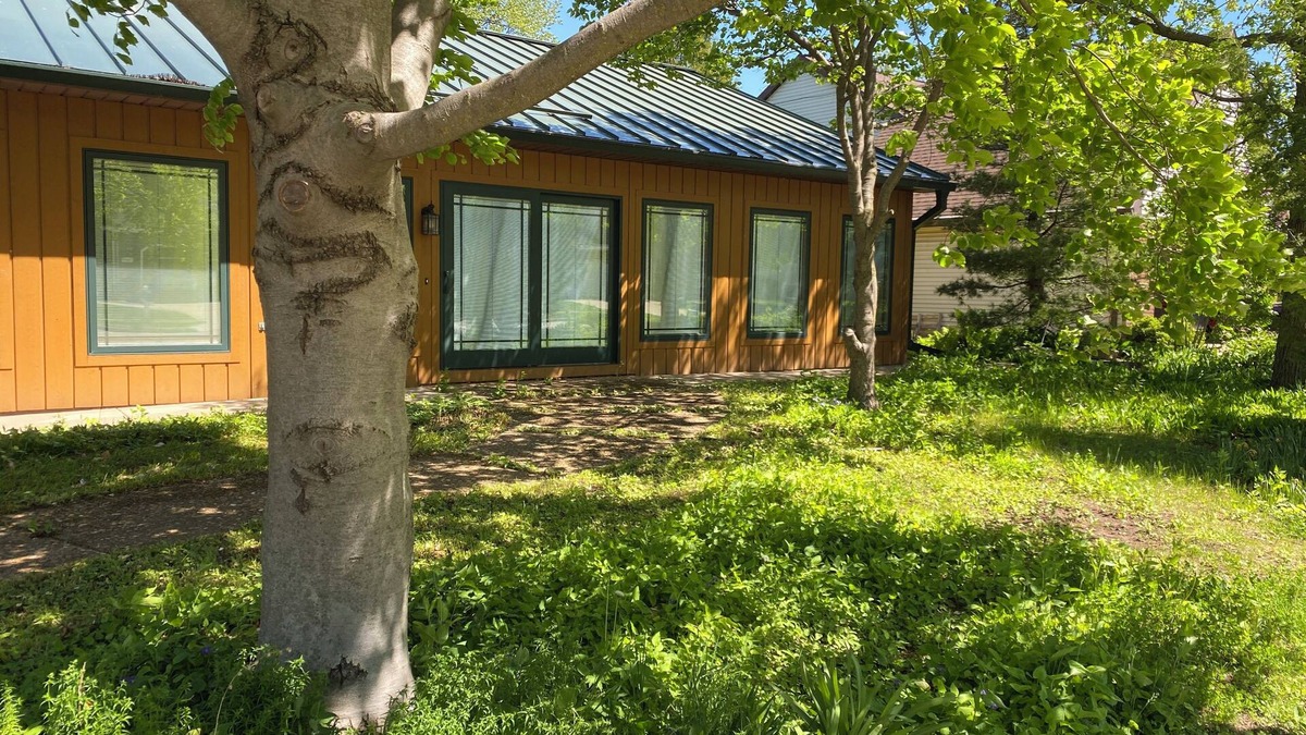 Oshkosh House | Cozy Lake view 3-bedroom house WiFi, AC in Oshkosh-Great spaces inside & out EAA