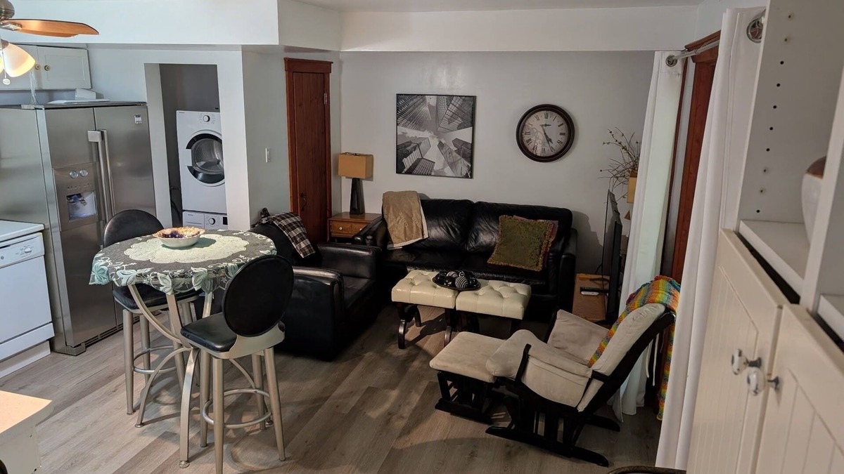 Port Stanley Apartment | Cozy Lakefront 2BDR with Hot Tub in the Village