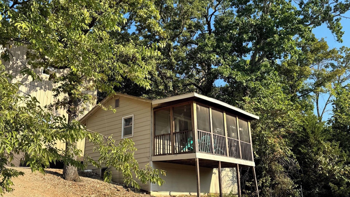 Boulder Point Cabin | Cozy Lakefront Cabin, Pool + Dock. 18 Mins to SDC. Pet friendly!
