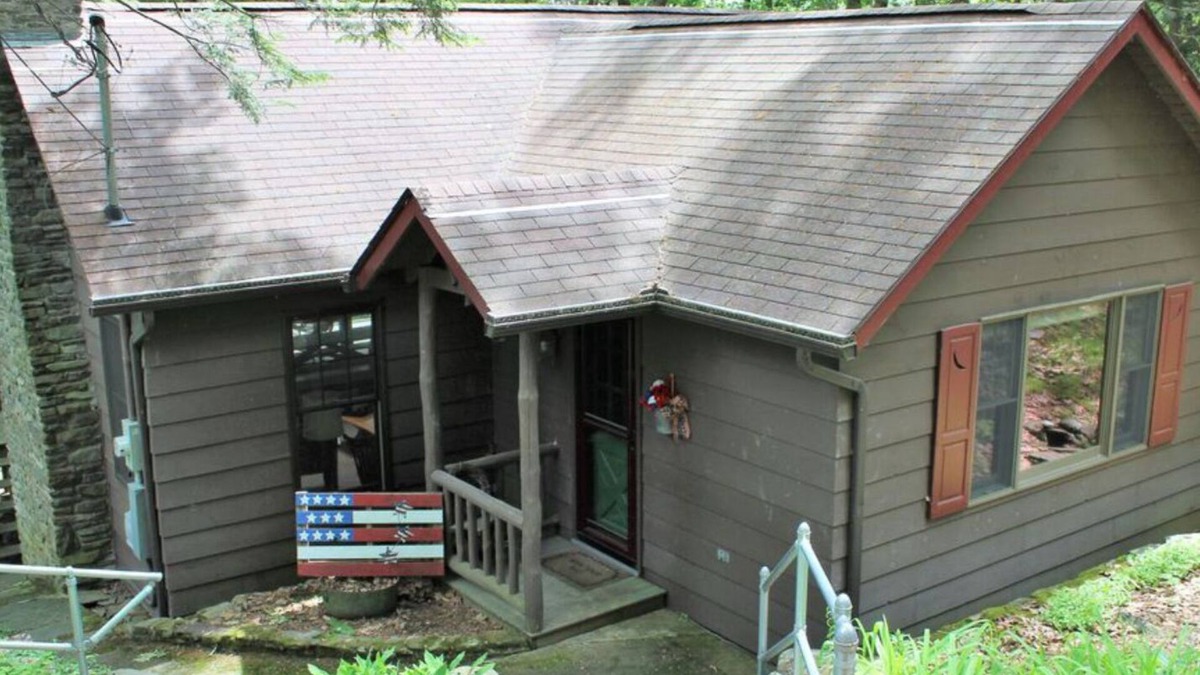 Paupack Cabin | Cozy Lakefront Cabin with private dock - kid and pet friendly!