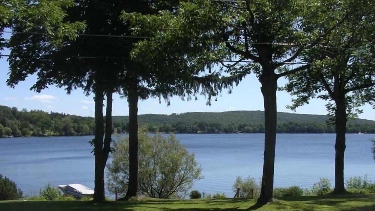 Carbondale House | Cozy Lakefront Home on Beautiful Crystal Lake, Minutes from Elk Mountain