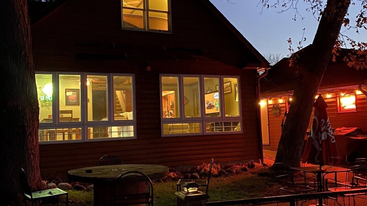 Newville House | Cozy Lakefront House