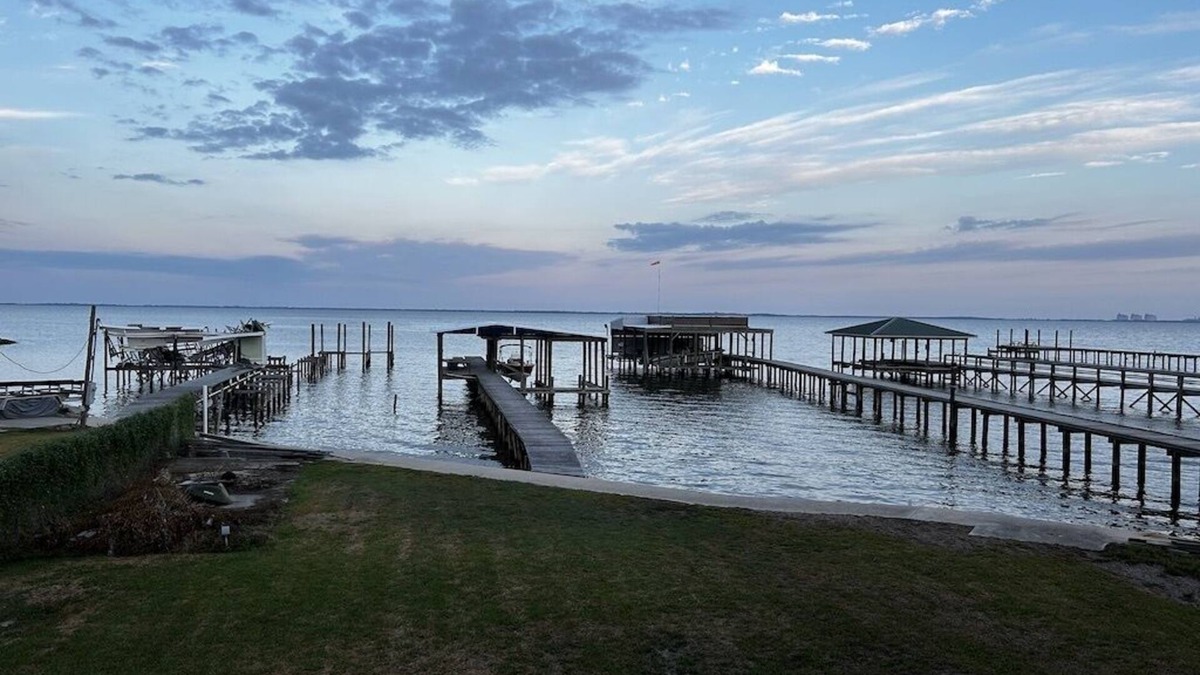 Creole House | Cozy Lakefront Property on Big Lake with Private Wharf