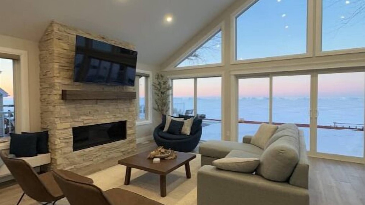 Lakeshore House | Cozy Lakefront Retreat